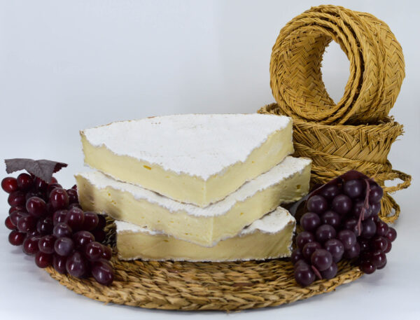 BRIE DE MEAUX QUESO de leche cruda de vaca internacional disponible en QuesoQueso de Vanessa Cruz en Sevilla