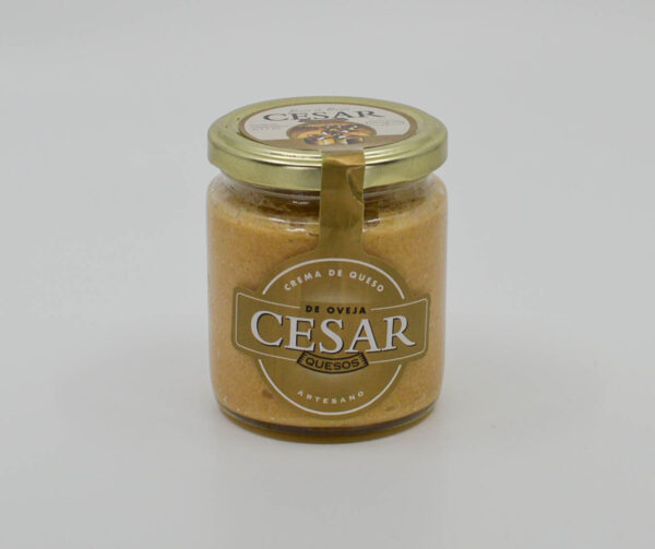 La crema César artesana disponible en QuesoQueso de Vanessa Cruz