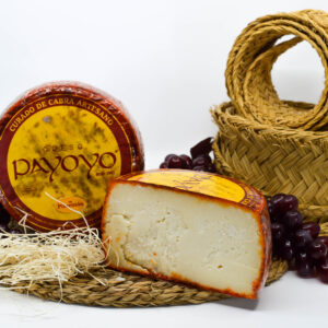 Queso Payoyo curado de cabra en pimentón artesano nacional disponible en QuesoQueso de Vanesa Cruz en Sevilla