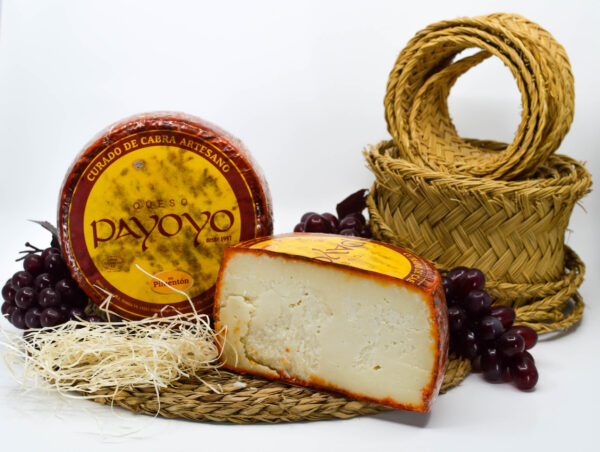 Queso Payoyo curado de cabra en pimentón artesano nacional disponible en QuesoQueso de Vanesa Cruz en Sevilla