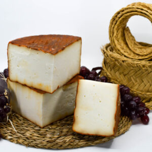 MAJORERO PIMENTON D.O.P. Queso de leche cruda de cabra Nacional disponible en QuesoQueso de Vanesa Cruz en Sevilla