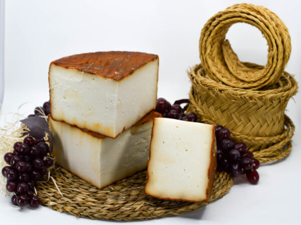 MAJORERO PIMENTON D.O.P. Queso de leche cruda de cabra Nacional disponible en QuesoQueso de Vanesa Cruz en Sevilla