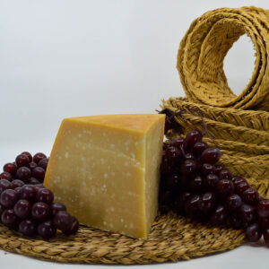 PARMIGGIANO REGGIANO D.O.P. QUESO de leche de vaca internacional disponible en QuesoQueso de Vanessa Cruz en Sevilla