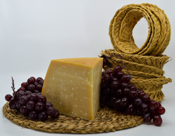 PARMIGGIANO REGGIANO D.O.P. QUESO de leche de vaca internacional disponible en QuesoQueso de Vanessa Cruz en Sevilla