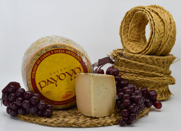 PAYOYO CURADO CON ROMERO queso de leche pasteurizada de cabra andaluz disponible en QuesoQueso de Vanessa Cruz en Sevilla