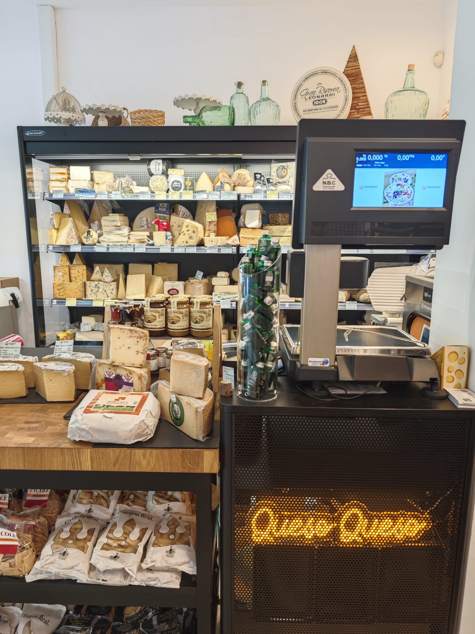 QuesoQueso tienda especializada en quesos Artesanos en Sevilla Viapol de Vanesa Cruz