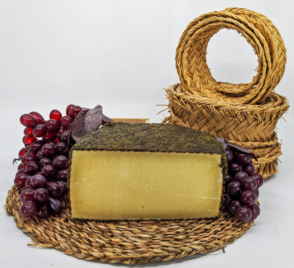 Añejo Curado con Miel y Orégano Queso Villarejo queso de leche cruda de oveja nacional disponible en QuesoQueso de Vanessa Cruz en Sevilla