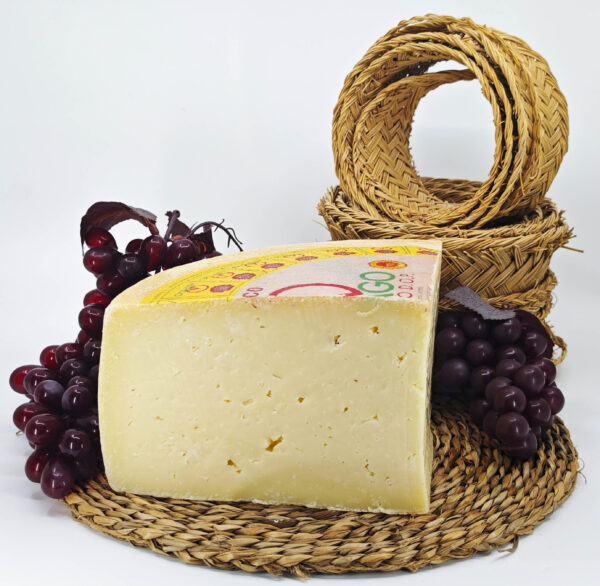 ASIAGO D.O.P. queso de leche pasteurizada de vaca internacional disponible en QuesoQueso de Vanessa Cruz en Sevilla