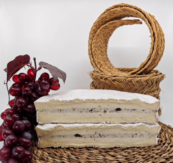 BRIE CON TRUFA queso frances de leche pasteurizada de vaca disponible en QuesoQueso de Vanessa Cruz en Sevilla