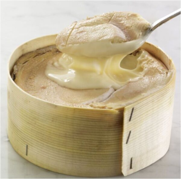 Queso Mont D'or elaborado con leche cruda de vaca internacional disponible en QuesoQueso de Vanesa Cruz en Sevilla