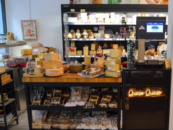 QuesoQueso tienda especializada en quesos Artesanos en Sevilla Viapol de Vanesa Cruz